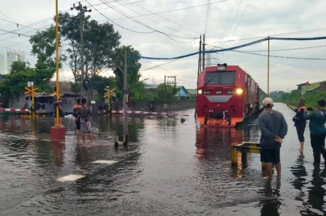 Jalur Kereta Alastua–Semarang Tawang Terdampak Banjir, KAI Ubah Rute dan Beri Pengembalian Tiket