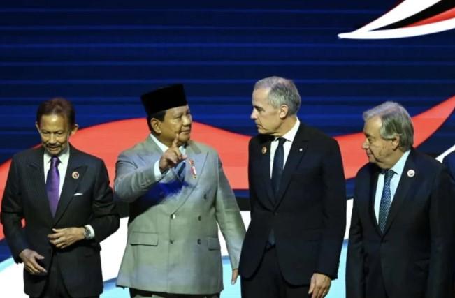Gestur Hangat Prabowo Genggam Lengan Sultan Brunei di KTT ASEAN Tuai Pujian, Tegaskan Diplomasi Humanis