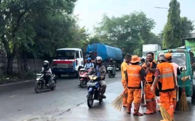 Truk Tangki Terguling di Jalan Cakung-Cilincing, Minyak Goreng Cemari Jalan dan Kali Sekitar