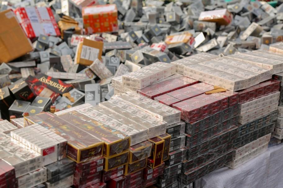 Rokok Ilegal Bernilai Ratusan Juta Diamankan di Banyuwangi, Residivis Ditangkap dan Pemasok Buron