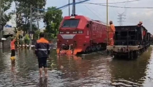 Banjir Landa Semarang, PT KAI Batalkan 16 Perjalanan Kereta dan Alihkan Jalur Jarak Jauh ke Selatan