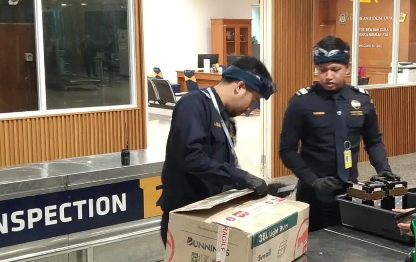 Petugas Bea Cukai Tingkatkan Pengawasan Barang Bawaan di Bandara Ngurah Rai Usai Lonjakan Penumpang Internasional