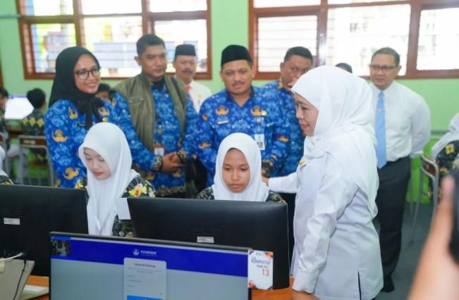 Jelang TKA, Gubernur Khofifah Tinjau Kesiapan Sekolah di Pasuruan dan Pastikan Stabilitas Jaringan