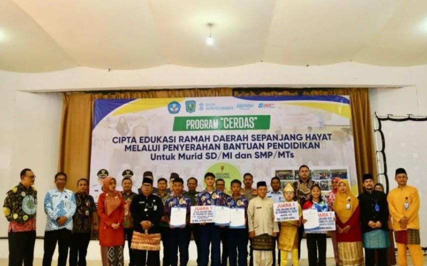 Pemkab Belitung Salurkan Rp995 Juta untuk 995 Siswa Kurang Mampu Lewat Program Cerdas Berkarakter