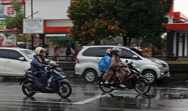 BMKG: Sebagian Besar Kota Besar di Indonesia Diprakirakan Hujan Ringan pada Kamis, Waspadai Petir di Beberapa Wilayah