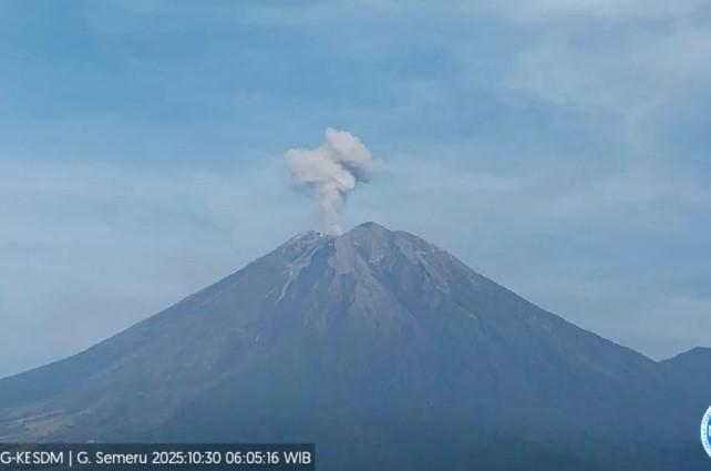 Gunung Semeru Erupsi Delapan Kali dalam Enam Jam, PVMBG Keluarkan Larangan Aktivitas di Zona Bahaya