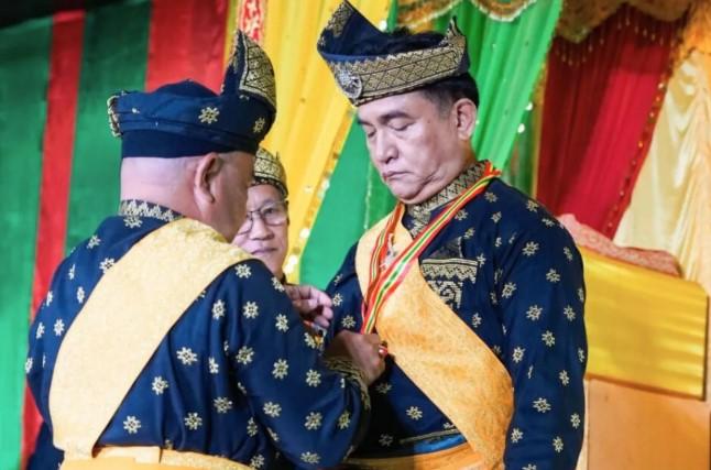 Yusril Ihza Mahendra Terima Gelar Adat Datok Seri Indra Nara Wangsa dari Lembaga Adat Melayu Lingga