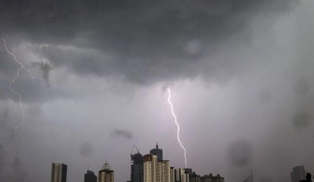 BMKG Peringatkan Hujan Petir di Seluruh Wilayah Jakarta pada Kamis Sore