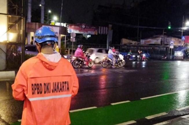 BMKG Peringatkan Hujan Petir di Jakarta Hari Ini, Warga Diimbau Siaga Payung