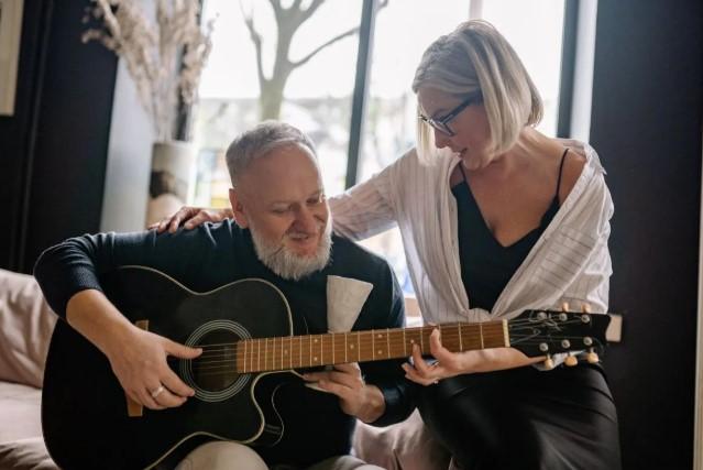 Dengarkan Musik di Usia Lanjut, Risiko Demensia Turun Hingga 39 Persen