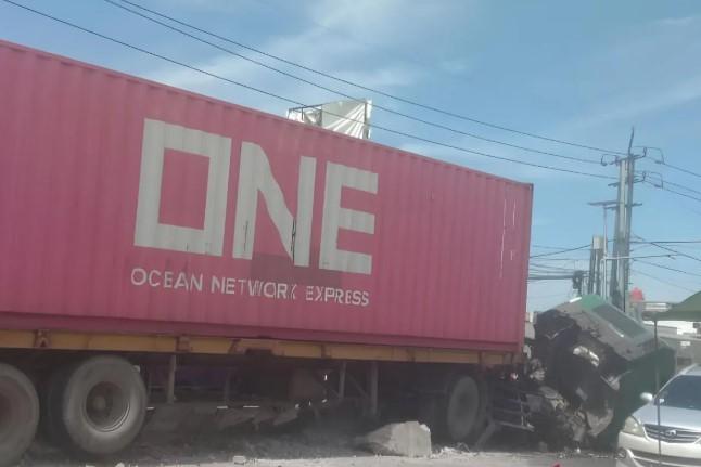 Truk Trailer Alami Kecelakaan Tunggal di Cikupa Akibat Pecah Ban, Lalu Lintas Sempat Macet