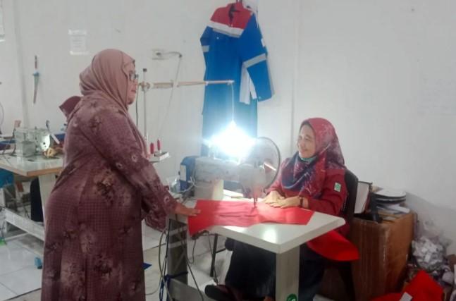 Rumah Jahit Lestari di Duri Berdayakan Perempuan Jahit Pakaian Tahan Api untuk Pekerja Migas