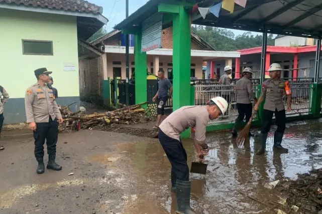 BPBD Garut Kerahkan Tim Gabungan Tangani Banjir Bandang di Kecamatan Banyuresmi
