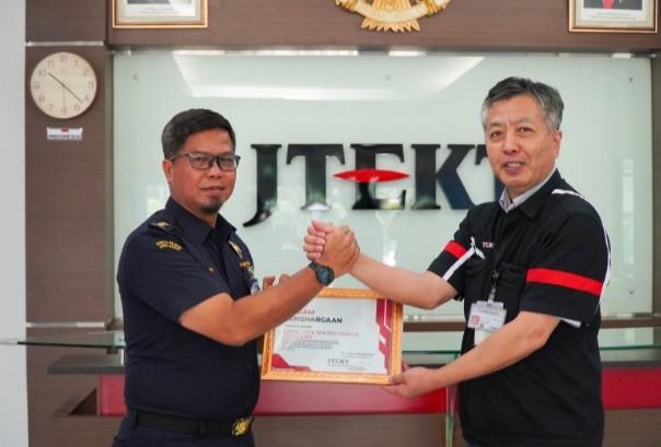 Berikan Pelayanan Optimal, Bea Cukai Cikarang Terima Penghargaan dari PT JTEKT Indonesia