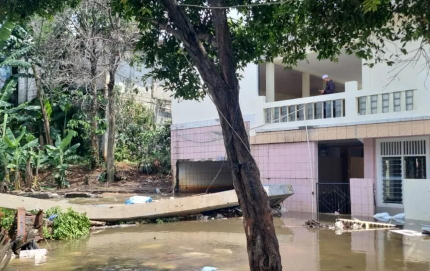 SDA Jakarta Selatan Kerahkan Pompa dan 50 Petugas Tangani Banjir Akibat Tanggul Jebol