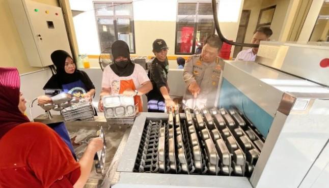 Dapur Inovatif SPPG Polda Kalsel Gunakan Mesin Cuci Otomatis untuk Dukung Program Makan Bergizi Gratis