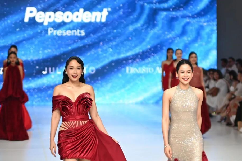 Maudy Ayunda dan Ayla Dimitri Soroti Kekuatan Senyum di Runway Jakarta Fashion Week 2026
