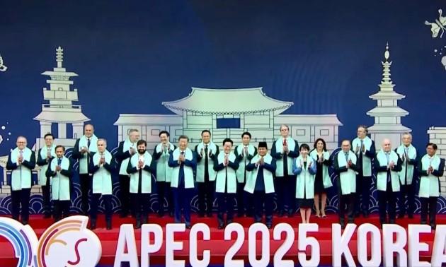 APEC Sepakati Deklarasi Gyeongju, Soroti Perdagangan, AI, dan Tantangan Demografis