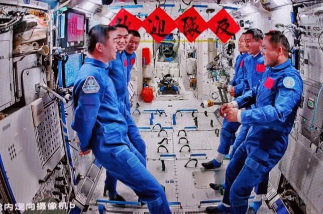 Tiga Astronaut Shenzhou-21 Resmi Masuki Stasiun Luar Angkasa China