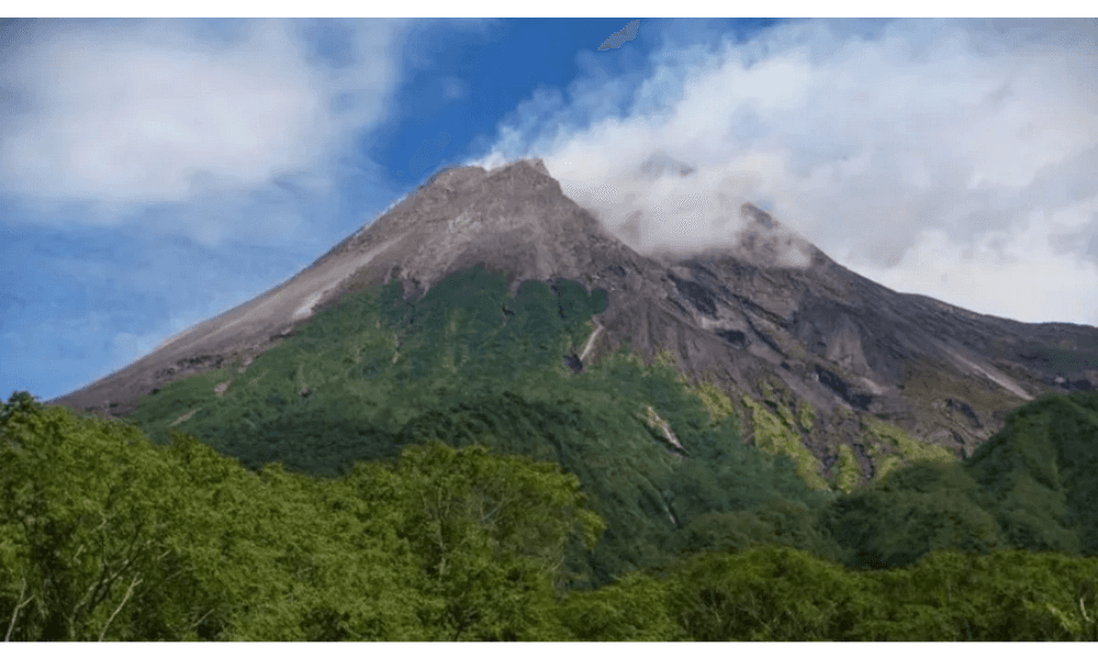Gunung Merapi Luncurkan Enam Kali Awan Panas Guguran, Jarak Terjauh Capai 2,5 Km