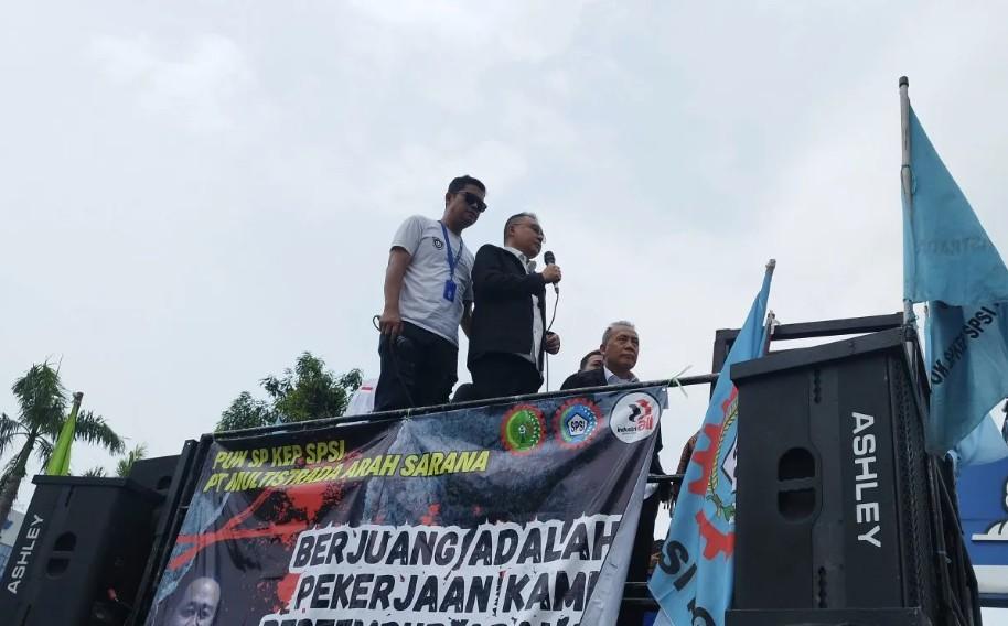 Wakil Ketua DPR Orasi di Aksi Buruh Michelin Bekasi, Desak Penghentian PHK dan Pemanggilan Manajemen