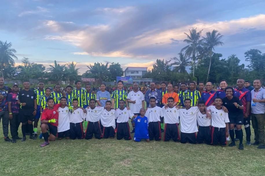 Gibran Cetak Hattrick Saat Bermain Bola di Manokwari, Disambut Meriah Warga Papua