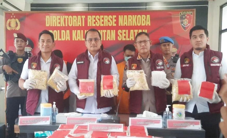 Tiga Kurir Jaringan Fredy Pratama Ditangkap, Polda Kalsel Sita 44,5 Kg Sabu dan 24.928 Butir Ekstasi