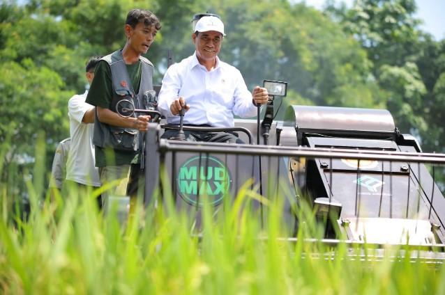 Mentan Banggakan Generasi Combine Harvester Terbaru di Serpong