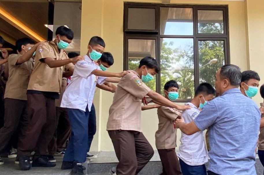 Tawuran Bersenjata di Pesanggrahan, Polisi Amankan 14 Remaja Bersenjata Tajam dan Air Cabai