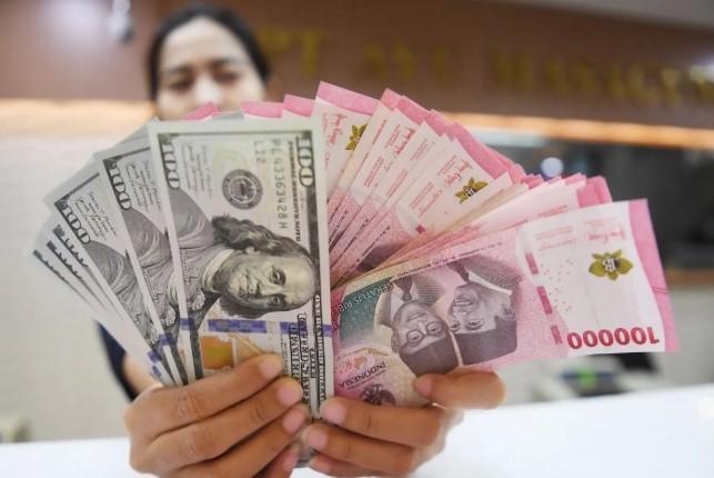Rupiah Melemah ke Rp16.733 per Dolar AS, Dipicu Potensi Tertundanya Pemangkasan Suku Bunga The Fed