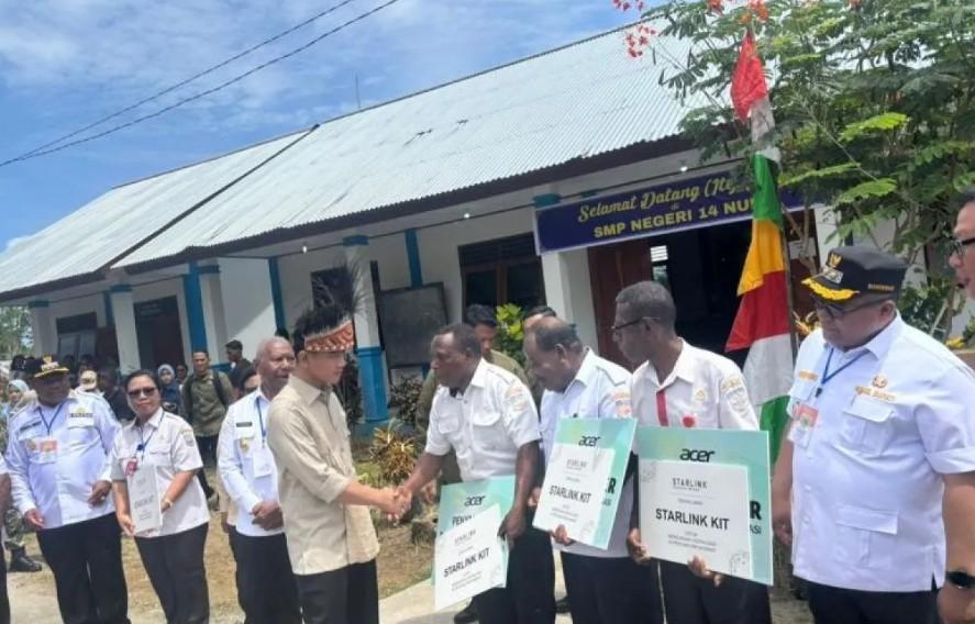 Wapres Gibran Serahkan Bantuan Laptop dan Internet Starlink untuk Sekolah di Papua Barat