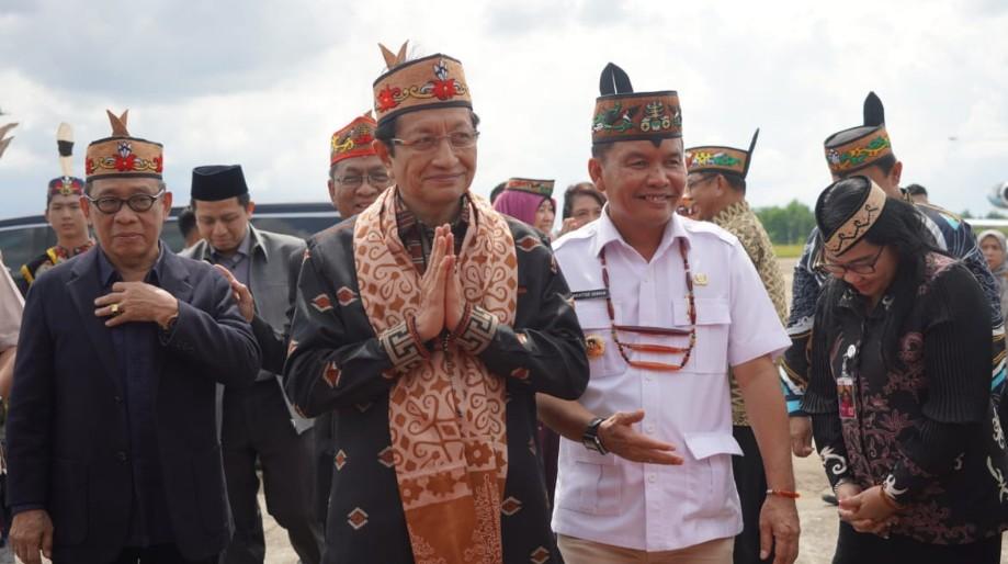Menteri Agama Diterima Secara Adat Dayak saat Tinjau Pembangunan Rusunawa IAKN Palangka Raya