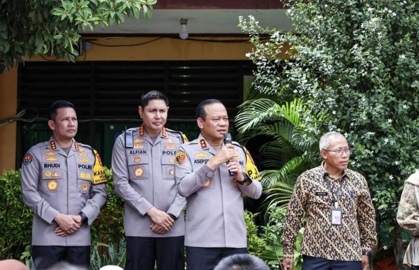 Enam Siswa SDN Setu 02 Diganjar Pin Penjaga Jakarta Usai Serahkan Barang Temuan ke Polisi