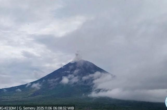 Gunung Semeru Erupsi, Kolom Letusan Capai 1 Km di Atas Puncak