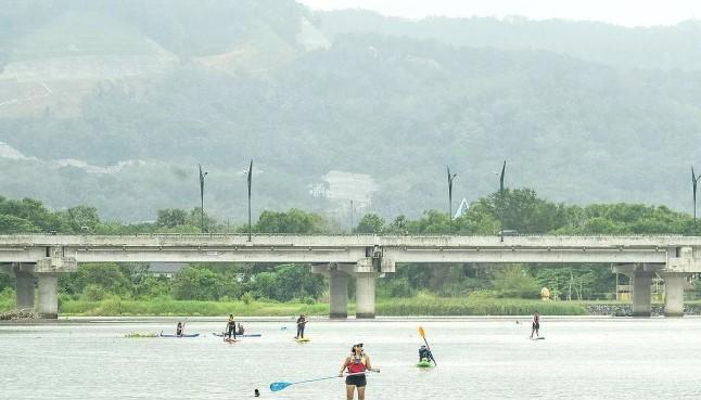 Wisata Stand Up Paddle di Muara Sungai Opak Tawarkan Sensasi Petualangan di Tengah Alam Asri Bantul