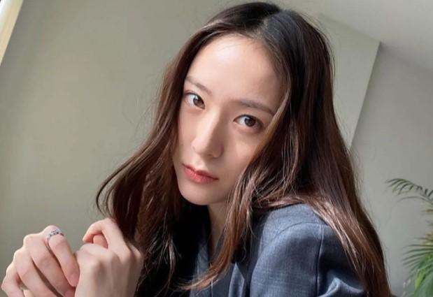 Krystal Jung Umumkan Album Solo Perdana Bertajuk Solitary, Rilis 27 November 2025