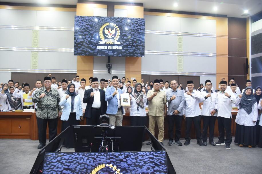 Ketimpangan Anggaran Pendidikan Disorot DPR, Guru Madrasah Lulusan PPPK 2023 Masih Belum Jelas Nasibnya