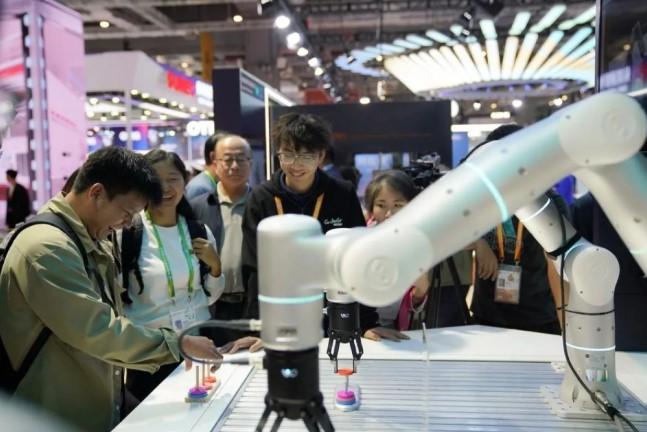 CIIE 2025 di Shanghai Pamerkan Inovasi Teknologi Global dan Robot Pintar