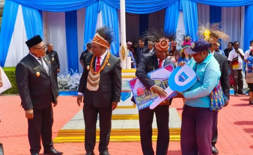 Rumah Relokasi Diserahkan, 18 Keluarga Terdampak Proyek Bandara Rendani Kini Tempati Hunian Baru