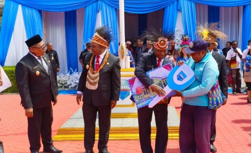 Rumah Relokasi Diserahkan, 18 Keluarga Terdampak Proyek Bandara Rendani Kini Tempati Hunian Baru