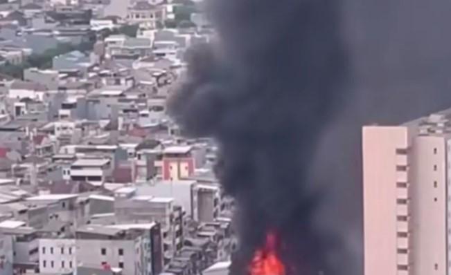 Kebakaran Rumah di Jelambar Baru Berhasil Dikendalikan, Petugas Damkar Kerahkan 95 Personel dan 19 Unit Mobil