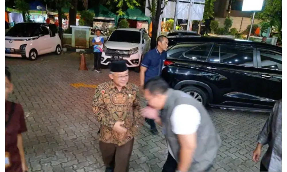 Menteri Pendidikan Dasar dan Menengah Abdul Mu'ti Jenguk Korban Ledakan SMAN 72 di RSIJ Cempaka Putih