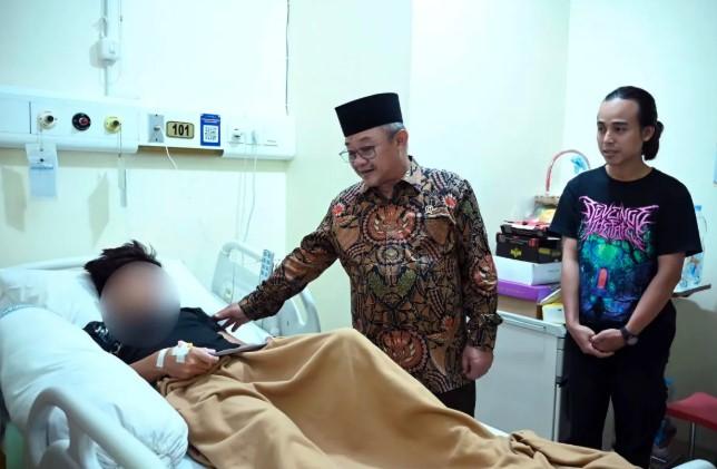 Mendikdasmen Abdul Mu’ti Kunjungi Korban Ledakan SMAN 72, Tegaskan Komitmen Pemulihan dan Sekolah Aman