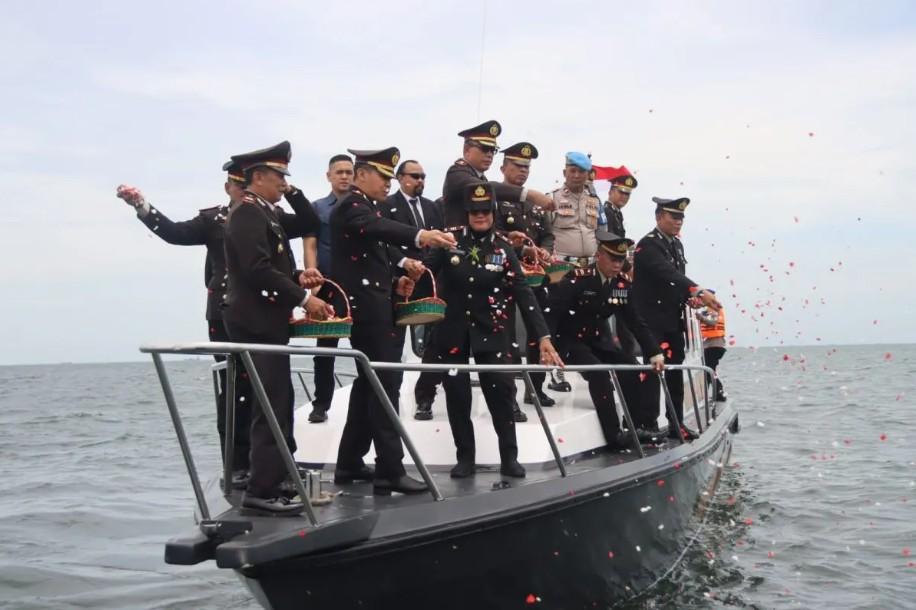 Tabur Bunga di Laut, Polres Kepulauan Seribu Peringati Hari Pahlawan dengan Upacara Khidmat