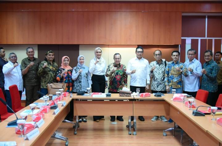 Komisi IX DPR Serap Aspirasi Revisi UU Ketenagakerjaan di Samarinda, Dialog Fokus pada Perlindungan Pekerja dan Kepastian Usa
