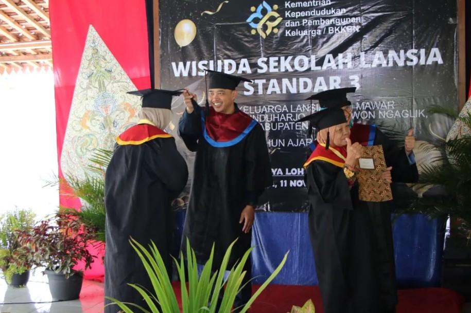 Wisuda Sekolah Lansia Sleman Kukuhkan 40 Peserta Lulusan Program BKKBN