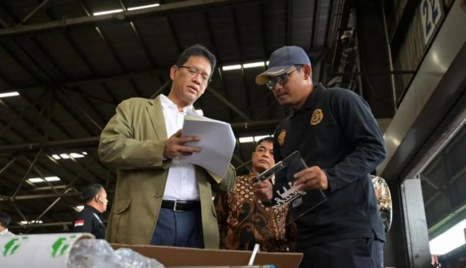 Menteri Keuangan Purbaya Tinjau Pemeriksaan Barang Impor dan Laboratorium Bea Cukai di Surabaya