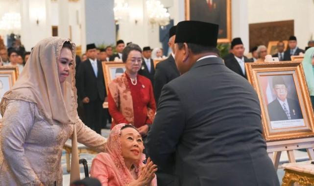 Prabowo Anugerahkan Gelar Pahlawan Nasional 2025 kepada Soeharto, Gus Dur, dan Tokoh Orde Baru