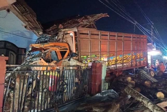 Rem Blong Diduga Jadi Penyebab Kecelakaan Beruntun di Lereng Gunung Semeru, Satu Tewas