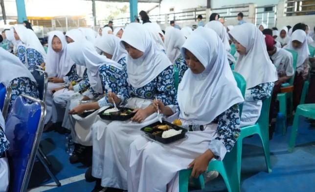 Koarmada RI dan Pima Gelar Program Makan Bergizi Gratis di Muara Angke, Tampilkan Hasil Budi Daya Ikan Bioflok